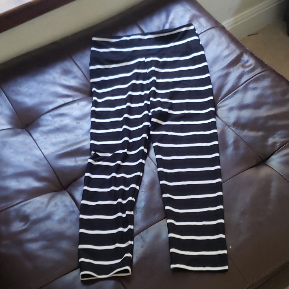 Cropped black and white leggings